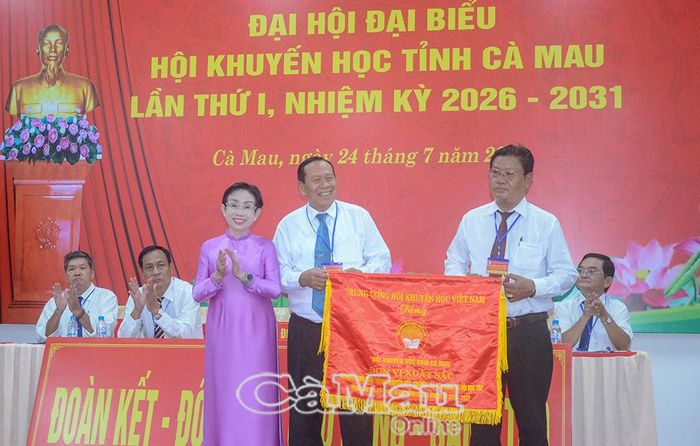 PGS. TS Trương Thị Hiền, Phó Chủ tịch Trung ương Hội Khuyến học Việt Nam, trao Cờ thi đua xuất sắc của Trung ương hội cho Hội Khuyến học tỉnh Cà Mau.