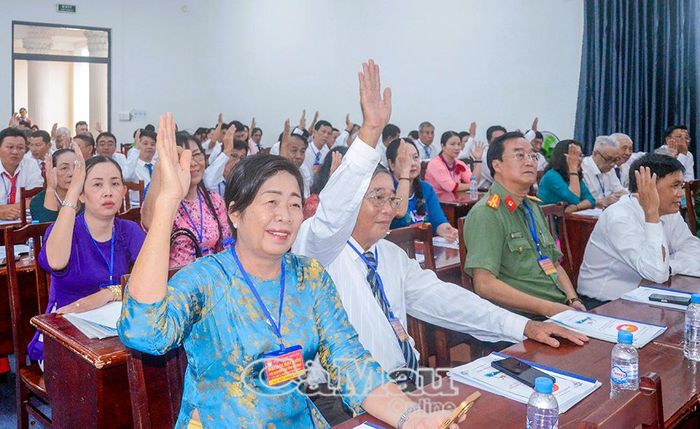 Các đại biểu dự đại hội biểu quyết.