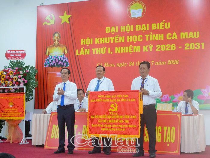Đồng chí Hồ Thanh Thủy, Phó Bí thư Tỉnh ủy, Chủ tịch Ủy ban MTTQ Việt Nam tỉnh Cà Mau (bìa trái), thay mặt Ban Chấp hành Đảng bộ tỉnh Cà Mau, trao tặng đại hội bức trướng mang dòng chữ “Đoàn kết - Đổi mới - Chủ động - Sáng tạo trong công tác khuyến học, khuyến tài, xây dựng xã hội học tập”.