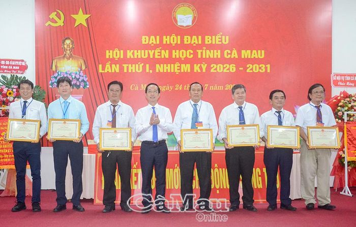 Đồng chí Hồ Thanh Thủy, Phó Bí thư Tỉnh ủy, Chủ tịch Ủy ban MTTQ Việt Nam tỉnh Cà Mau, trao Bằng khen của Chủ tịch UBND tỉnh Cà Mau cho 3 tập thể, 5 cá nhân có nhiều thành tích trong công tác khuyến học, khuyến tài, xây dựng xã hội học tập.