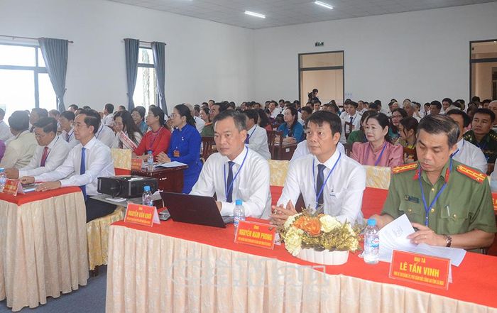 Các đồng chí lãnh đạo và đại biểu dự đại hội.