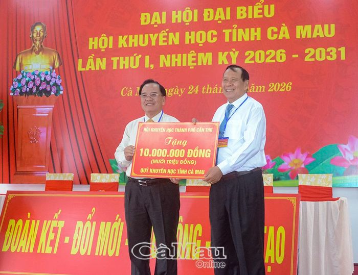 Ông Nguyễn Thanh Xuân, Ủy viên Ban Thường vụ Trung ương Hội Khuyến học Việt Nam, Cụm trưởng Cụm 6, Chủ tịch Hội Khuyến học thành phố Cần Thơ (bìa trái), trao tượng trưng 10 triệu đồng của Hội Khuyến học thành phố Cần Thơ tặng quỹ Khuyến học tỉnh Cà Mau.