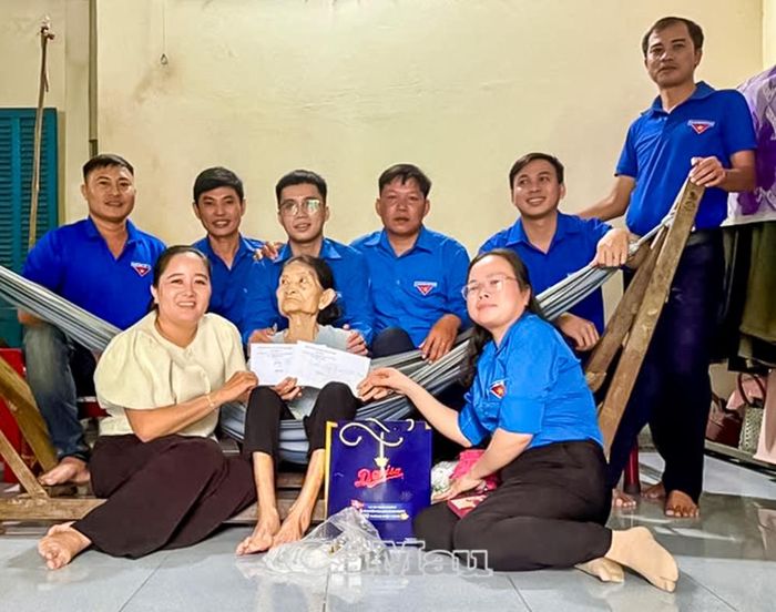 Đại diện Trung tâm Bảo trợ xã hội tỉnh Cà Mau và đoàn viên, thanh niên đến thăm, trao quà tri ân bà Nguyễn Thị Phương (xã Trí Phải).