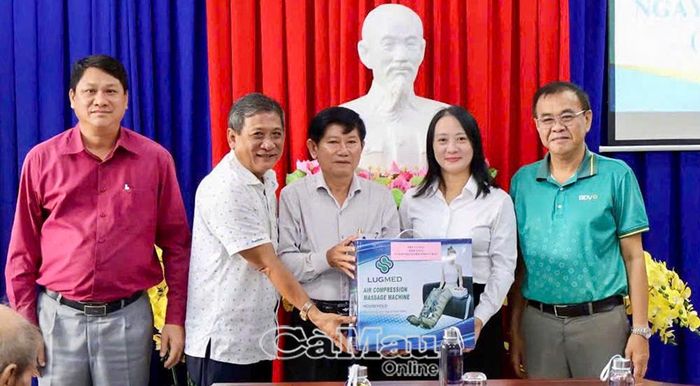 Tại buổi họp mặt, đại diện Ngân hàng BIDV trao tặng máy nén ép trị liệu và máy xoa bóp áp lực hơi cho Trung tâm Bảo trợ xã hội tỉnh Cà Mau, để phục vụ công tác chăm sóc sức khỏe các cụ đang sống tại trung tâm.
