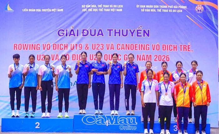 Các VĐV Sơn Thị Ngọc Thư, Trần Thị Bích Dân, Huỳnh Lê Kiều Duyên và Mai Thị Ý Nhi (bục số 2) giành Huy chương Bạc nội dung thuyền bốn mái chèo đôi hạng nhẹ.