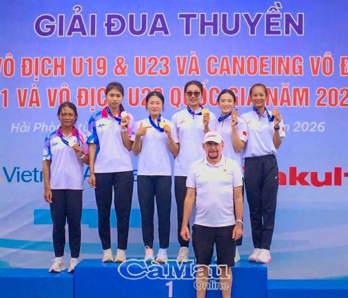  2 VĐV Hồ Thị Duy và Phạm Thúy My (giữa) giành Huy chương Vàng nội dung thuyền đôi hạng nhẹ.