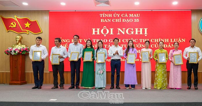 Đồng chí Nguyễn Nam Phong, Phó Trưởng ban Tuyên giáo và Dân vận Tỉnh ủy, trao giải Khuyến khích cho các tác giả, nhóm tác giả.