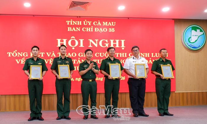 Đại tá Phạm Minh Giang, Chính ủy Bộ đội Biên phòng tỉnh Cà Mau, trao giải B cho các tác giả, nhóm tác giả.