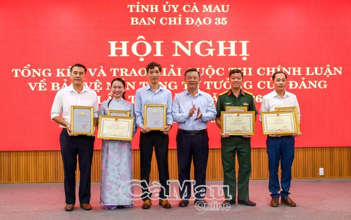 Đồng chí Hồ Trung Việt, Trưởng Ban Tuyên giáo và Dân vận Tỉnh ủy, Trưởng Ban tổ chức cuộc thi, trao giải A và Bằng khen của UBND tỉnh cho các tác giả, nhóm tác giả.