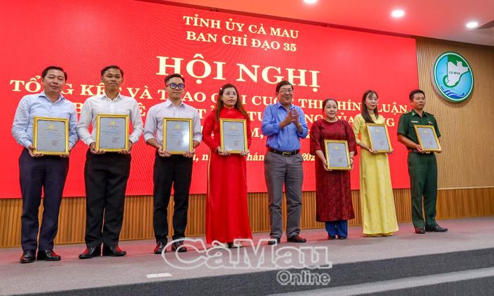 Nhà báo Nguyễn Thanh Dũng, Chủ tịch Hội Nhà báo Việt Nam tỉnh Cà Mau, trao giải C cho các tác giả, nhóm tác giả.