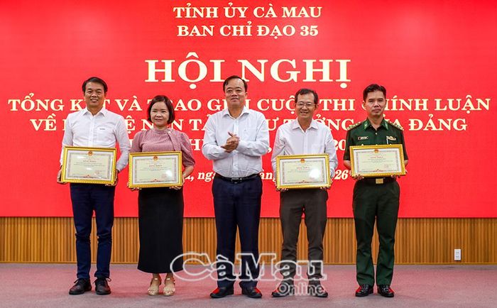 Đồng chí Huỳnh Quốc Việt, Phó Bí thư Thường trực Tỉnh ủy, Trưởng Ban Chỉ đạo 35 Tỉnh ủy, trao Bằng khen của UBND tỉnh cho 4 tập thể xuất sắc.