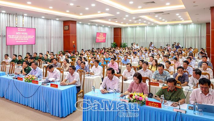 Các đồng chí lãnh đạo và đại biểu tham dự hội nghị tổng kết,