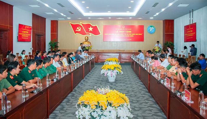 Quang cảnh Lễ truy tặng Danh hiệu vinh dự Nhà nước "Bà mẹ Việt Nam anh hùng" và Huân chương Kháng chiến tại tỉnh Cà Mau.