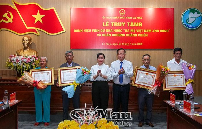Phó Bí thư Thường trực Tỉnh ủy Huỳnh Quốc Việt và Phó Chủ tịch Thường trực HĐND tỉnh Lê Thị Nhung trao Danh hiệu vinh dự Nhà nước "Bà mẹ Việt Nam anh hùng" cho thân nhân 4 Mẹ được Chủ tịch nước truy tặng.