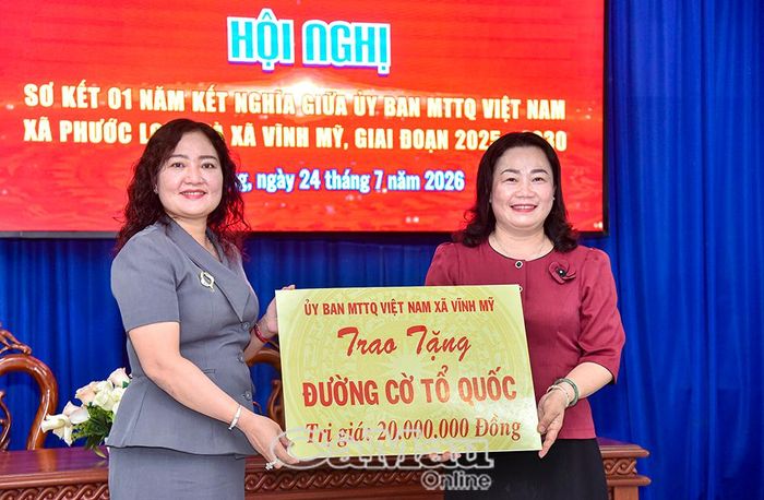 Tại lễ sơ kết, Ủy ban MTTQ Việt Nam xã Vĩnh Mỹ trao tặng Ủy ban MTTQ Việt Nam xã Phước Long công trình "Đường cờ Tổ quốc" trị giá 20 triệu đồng.