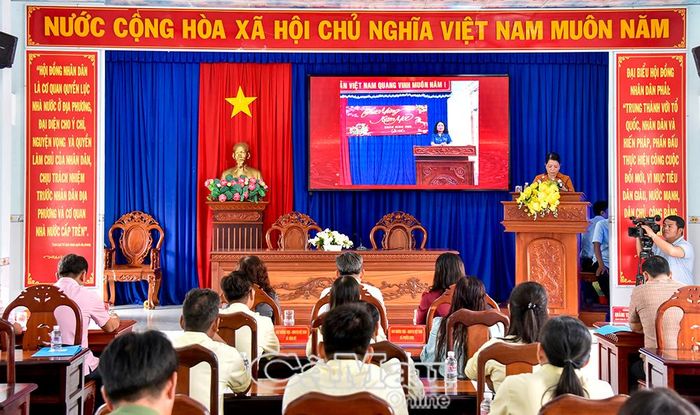  Đại biểu xem trình chiếu hình ảnh về kết quả qua 1 năm kết nghĩa giữa 2 đơn vị.