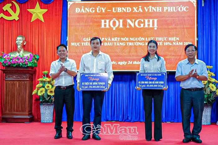 Dịp này, Hội Doanh nghiệp xã Vĩnh Phước trao tặng 1 căn nhà cho hộ hoàn cảnh khó khăn trên địa bàn. Công ty TNHH MTV Hoàng Lộc trao tượng trưng hỗ trợ 3 triệu con tôm giống giúp người dân phát triển sản xuất.