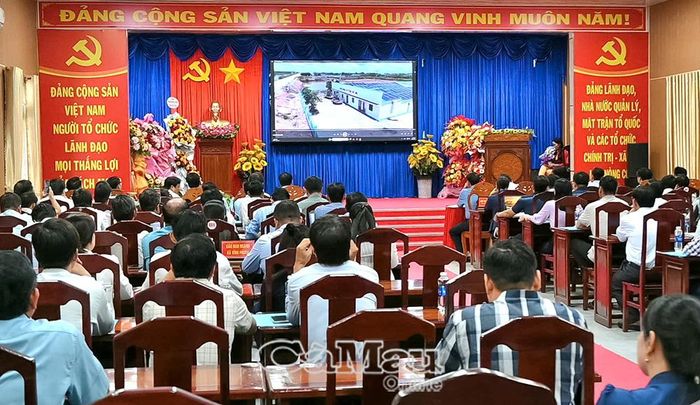 Các đại biểu dự hội nghị theo dõi video về quyết tâm hiện thực hóa mục tiêu tăng trưởng kinh tế hai con số trong năm 2026 của xã Vĩnh Phước.