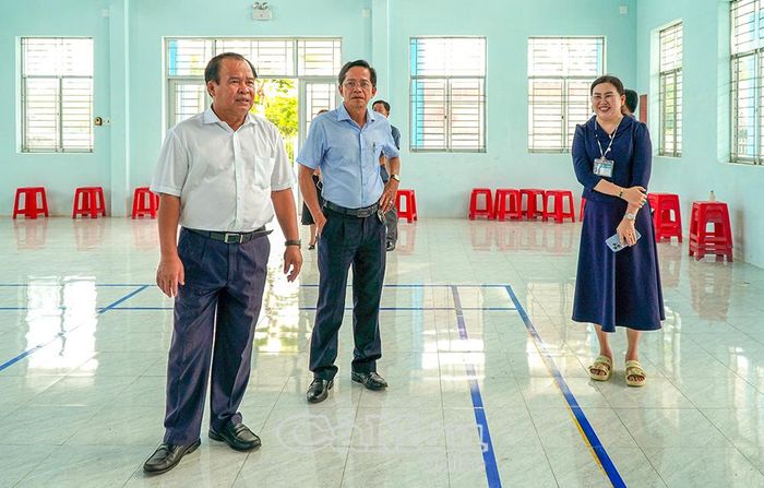 Đồng chí Nguyễn Minh Luân, Ủy viên Ban Thường vụ Tỉnh ủy, Phó Chủ tịch UBND tỉnh (bìa trái), cùng Phó Giám đốc Sở GD&ĐT Cà Mau Tạ Thanh Vũ khảo sát cơ sở vật chất trường học, chuẩn bị phương án sắp xếp, quy hoạch mạng lưới giáo dục phù hợp với điều kiện thực tế. (Ảnh chụp tại Trường Tiểu học Vương Nhị Chi, Xã Nguyễn Phích) Ảnh: