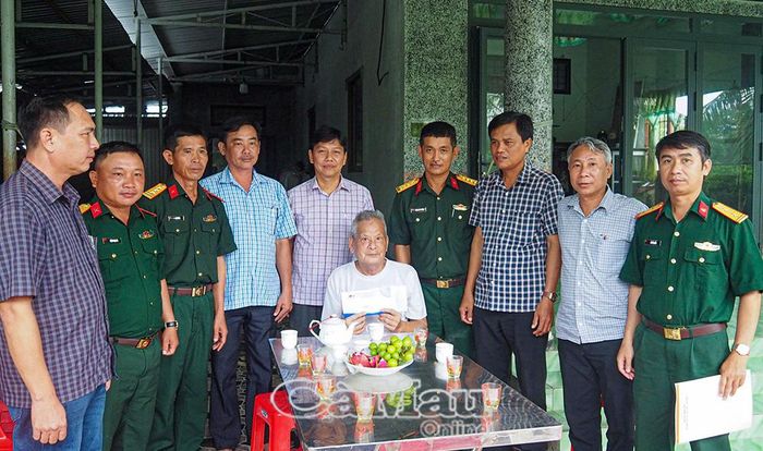  Đoàn công tác thăm, tặng quà thương binh 3/4 Nguyễn Văn Ngon, ngụ Ấp 6, xã Khánh Bình.