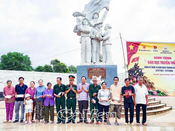  Đại tá Hoàng Duy Cường, Phó Giám đốc Ban Trường Sơn Nam - Binh đoàn 12, cùng lãnh đạo xã Hưng Mỹ trao 30 suất quà cho các gia đình chính sách, người có công với cách mạng trên địa bàn xã.