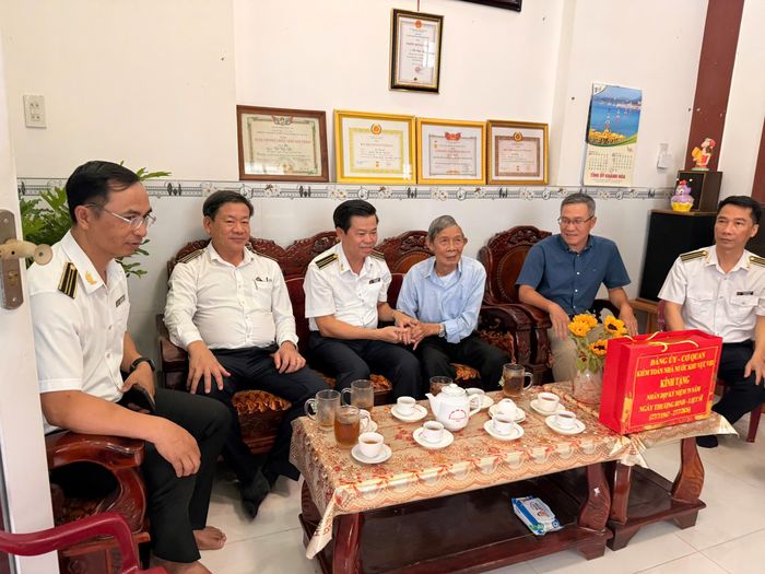 Đồng chí Huỳnh Ngọc Quang cùng các thành viên trong Đoàn thăm hỏi, tặng quà gia đình bệnh binh Võ Văn Đi.