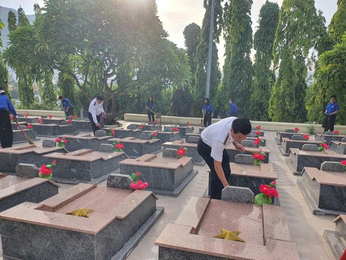 Đoàn thắp hương tại từng phần mộ liệt sĩ.