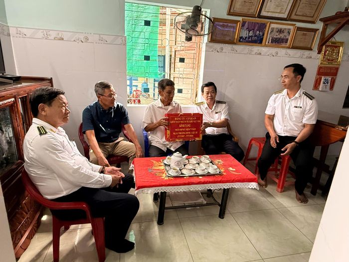 Đoàn công tác thăm hỏi, tặng quà gia đình thương binh Nguyễn Tăng Tắng.
