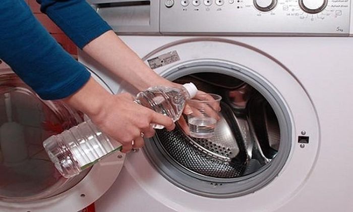 Bước 1: Lau sạch cửa máy giặt