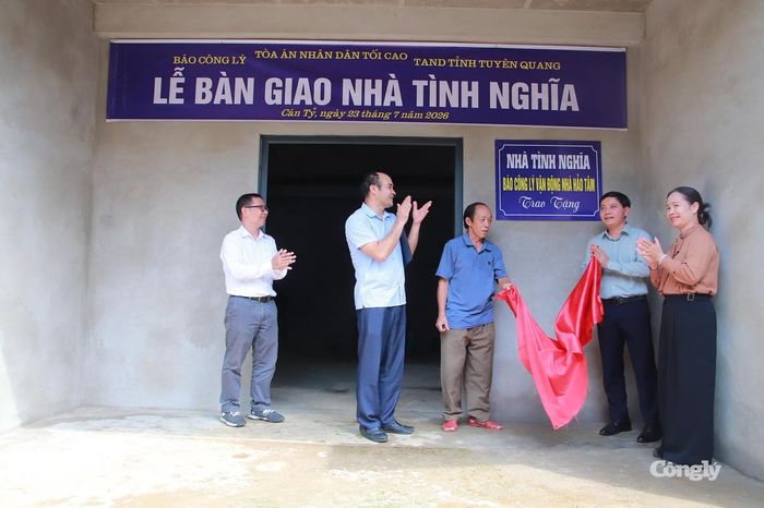 Báo Công lý phối hợp với TAND tỉnh Tuyên Quang tổ chức lễ khánh thành và bàn giao nhà tình nghĩa cho hộ gia đình tại xã Cán Tỷ.