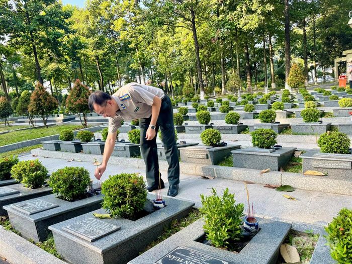 Lãnh đạo Phòng Thi hành án dân sự Khu vực 15 thắp nhang ở từng phần mộ liệt sĩ trong khuôn viên nghĩa trang để bày tỏ lòng tôn kính và tri ân sâu sắc đối với các anh hùng, liệt sĩ.