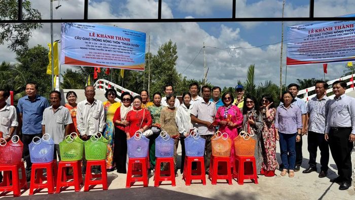 Trao tận tay 300 phần quà thiết thực đến các hộ gia đình có hoàn cảnh khó khăn trên địa bàn xã.