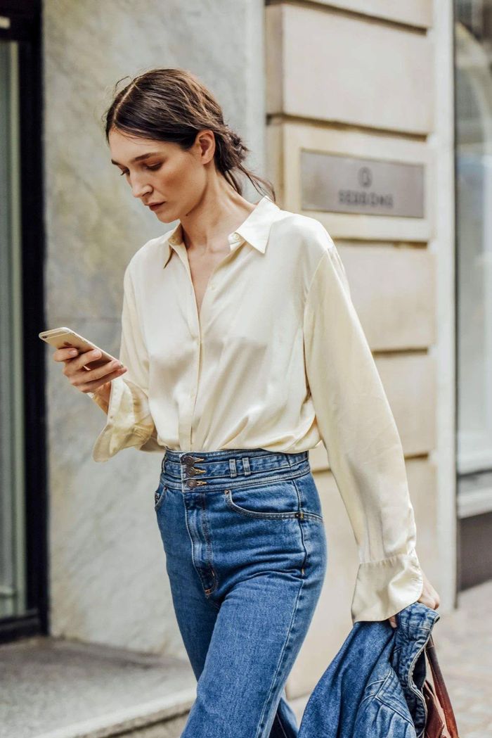 Phối áo sơ mi với quần jeans là công thức được nhiều phụ nữ Pháp yêu thích
