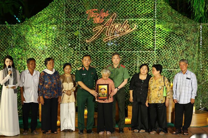 Thiếu tướng Tạ Văn Đẹp, Phó Giám đốc Công an TPHCM và Thiếu tướng Vũ Văn Điền, Tư lệnh Bộ Tư lệnh TPHCM trao di ảnh cho vợ liệt sỹ Huỳnh Văn Quên