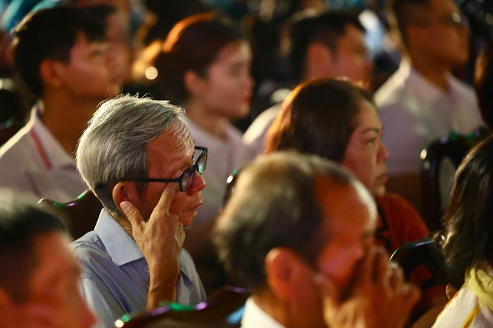 Nhân dân TPHCM xúc động khi theo dõi chương trình tại công viên Lê Thị Riêng