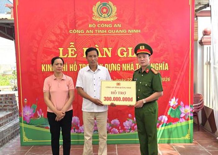 Công an tỉnh Quảng Ninh trao tặng kinh phí hỗ trợ xây dựng Nhà tình nghĩa cho gia đình liệt sĩ Nguyễn Đăng Khải hy sinh khi truy bắt tội phạm ma túy 
