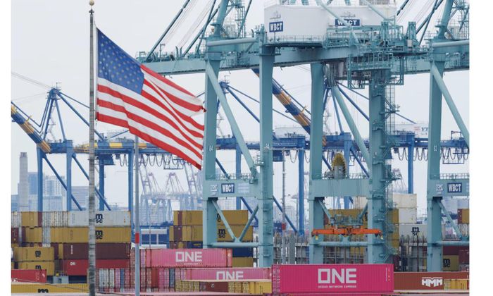 Các container vận chuyển từ Trung Quốc đậu tại cảng Los Angeles ở San Pedro, bang California, Mỹ. Ảnh chụp vào ngày 5/11/ 2025 - Ảnh: Reuters