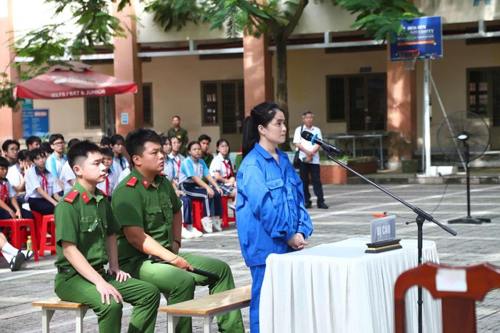 Các bị cáo Kim, Phương và Thiện nghe hội đồng xét xử tuyên án