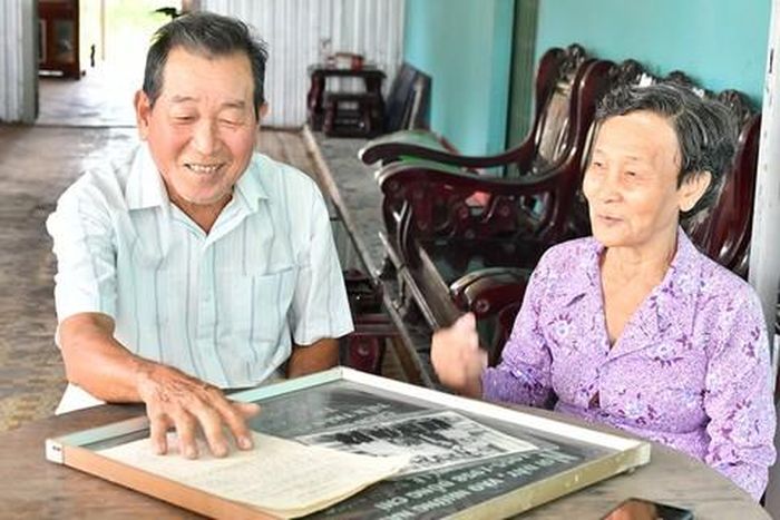 Vợ chồng ông Phạm Văn Nghiệp - người được thừa kế ngôi nhà từng che giấu "Chú Chín"