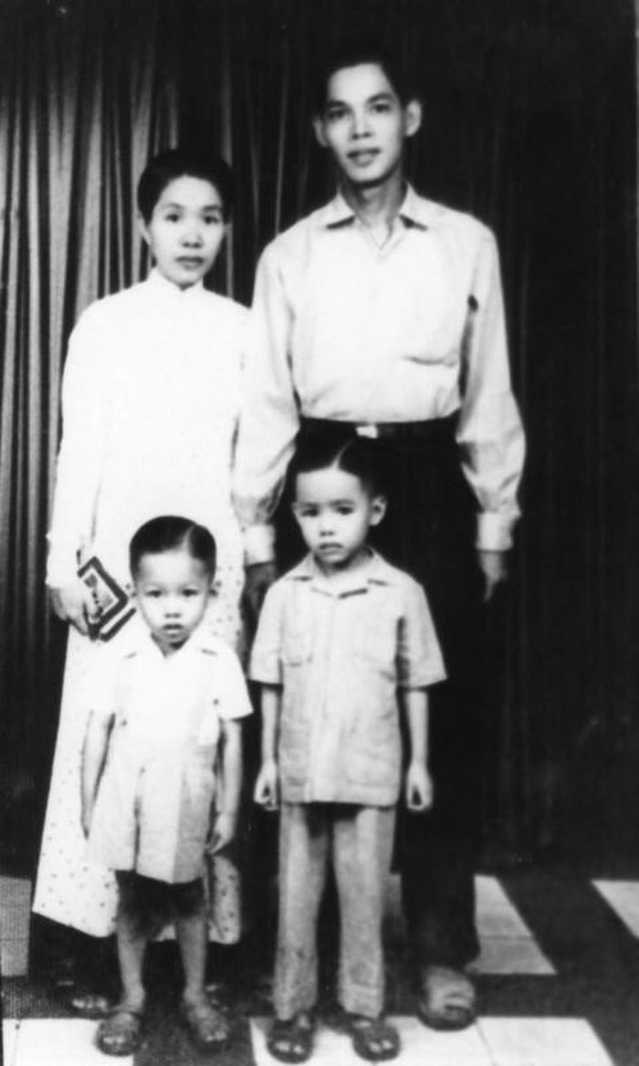 Bức ảnh vợ chồng chị Lê Thị Riêng cùng hai con trai chụp trong thời hoạt động nội thành (Ảnh tư liệu gia đình)