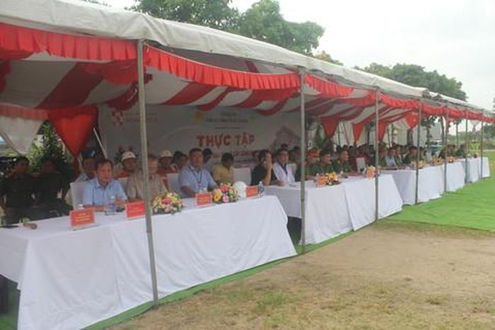 Các đại biểu theo dõi buổi diễn tập