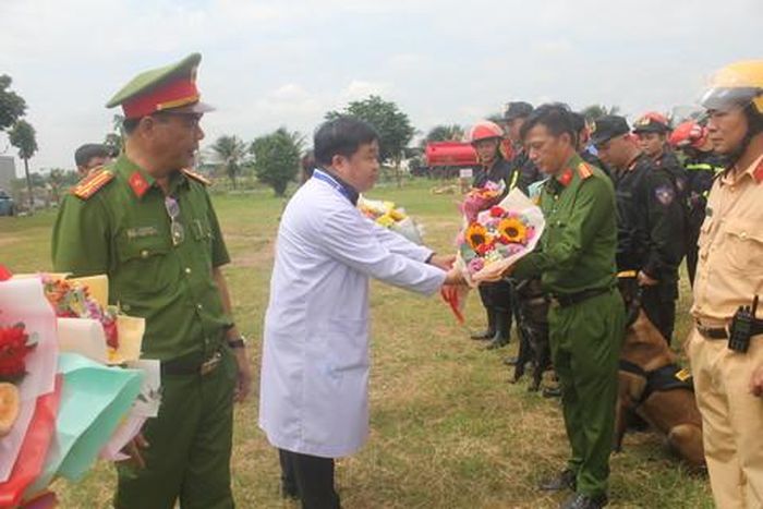 Tặng hoa cho các đơn vị tham gia diễn tập