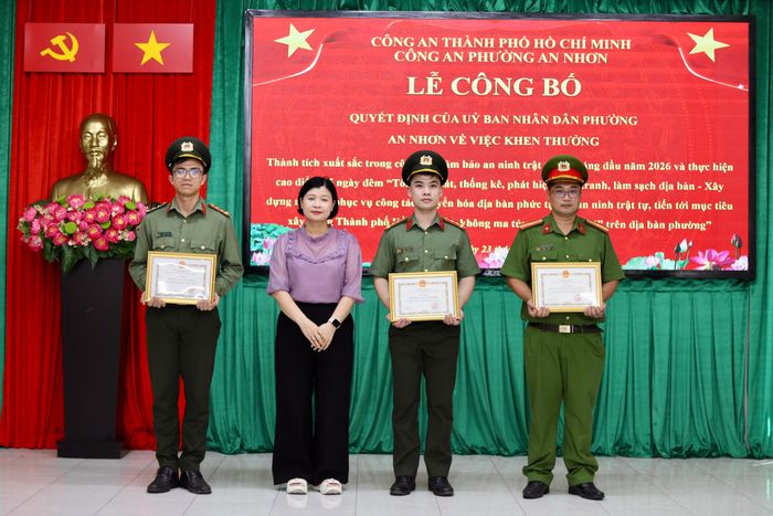Lãnh đạo địa phương trao khen thưởng cho cá nhân và tập thể Công an phường An Nhơn