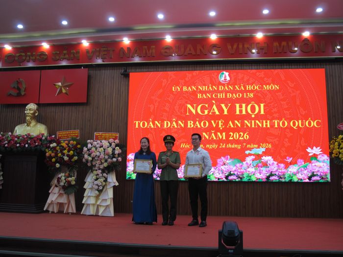 Thừa ủy quyền, Thượng tá Cao Thị Hồng Tươi, Phó trưởng Phòng Tham mưu CATP trao Giấy khen của Giám đốc CATP cho tập thể và cá nhân do có thành tích xuất sắc trong triển khai thực hiện phong trào “Toàn dân bảo vệ an ninh Tổ quốc”.