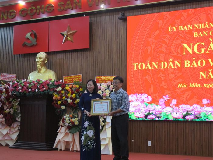 Thừa ủy quyền, Trương Thị Bích Hạnh trao Bằng khen của Chủ tịch UBND Thành phố cho xã Hóc Môn về thành tích xuất sắc trong triển khai thực hiện phong trào “Toàn dân bảo vệ an ninh Tổ quốc” năm 2026.