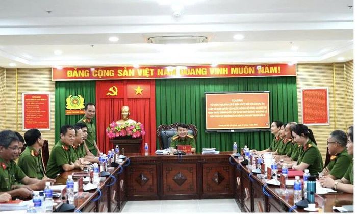 Đại diện Khoa Luật trình bày tham luận tại buổi tọa đàm