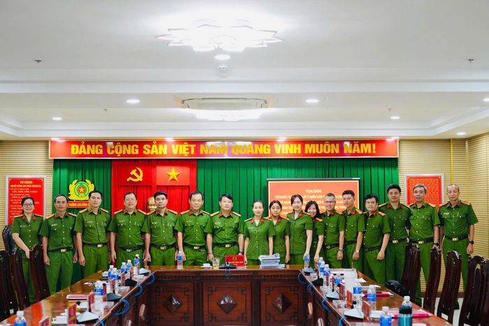 Các đại biểu tham dự buổi tọa đàm chụp hình lưu niệm
