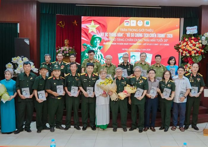  Thương binh Nguyễn Duy Hiền tặng sách tượng trưng. 