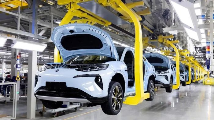 Xe Denza trên dây chuyền sản xuất BYD. Ảnh: BYD