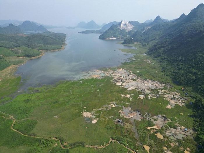 Một vùng không gian rộng lớn hàng nghìn mét vuông nằm lọt thỏm ngay trong lòng hồ Thác Bà đang bị cày xới không thương tiếc.